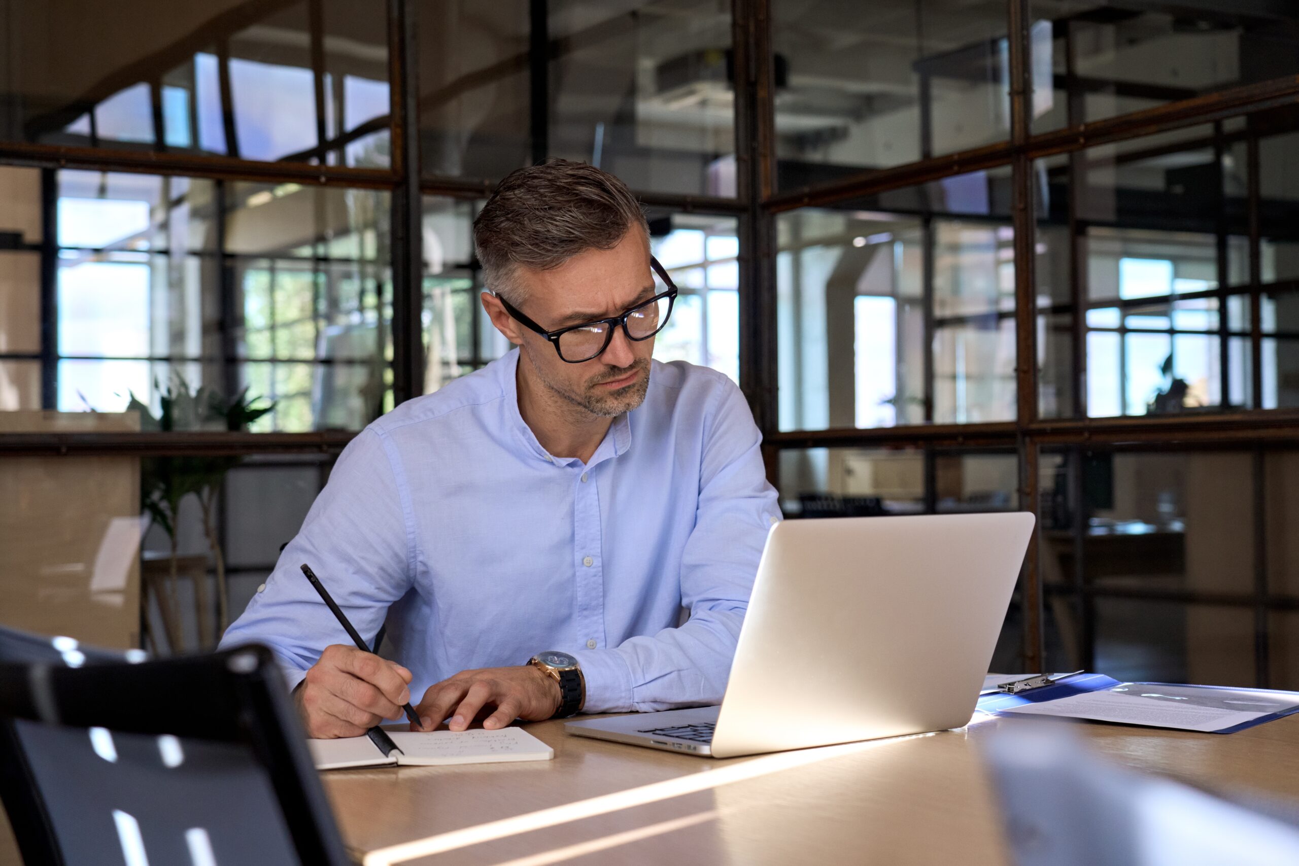 Man using laptop to get more value from enterprise data with MongoDB and Studio 3T