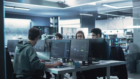 Sviluppatori che collaborano alle loro postazioni di lavoro su un progetto MongoDB durante una sessione di pianificazione del team.